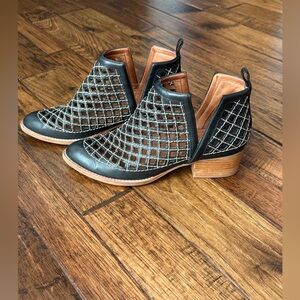 Jeffrey Campbell Black Cutout Taggert Leather Perforated Blue Ankle Boots Sz 8.5